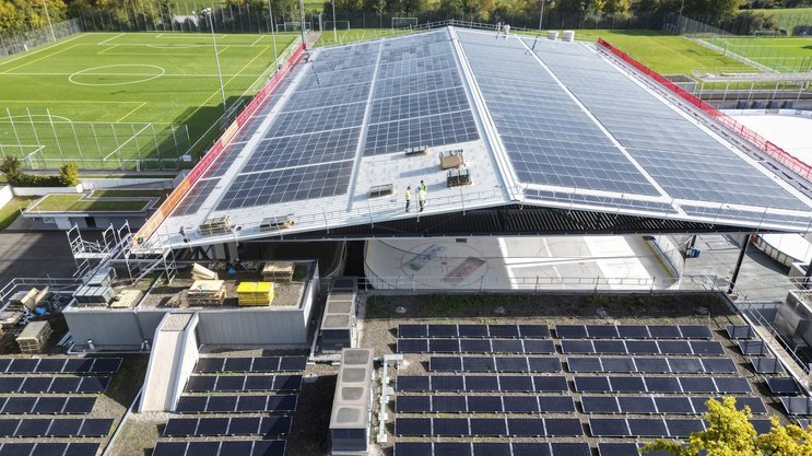 Les toits de ce complexe sportif à Wallisellen (ZH) sont recouverts de panneaux photovoltaïques, ce qui lui permet de tendre vers l’autosuffisance énergétique.