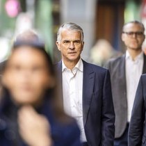 La banque dirigée par Sergio Ermotti (au centre) a été condamnée à une amende de 730 millions d’euros pour démarchage illicite et blanchiment aggravé de fraude fiscale, ainsi qu’à 105 millions d’euros en dommages et intérêts au profit de l’Etat français.