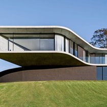 Une reconnaissance au-delà des frontières: Vitrocsa a, par exemple, travaillé avec Joe Adsett Architects pour la construction de cette maison exceptionnelle en béton et verre, à Brisbane, en Australie.