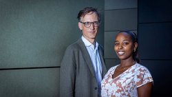 Feven Kiflom (à droite), 26 ans, vit à Genève depuis 2014 et possède un permis B. La jeune Erythréenne travaille aujourd’hui comme assistante comptable et administrative au sein de l’ONG Civitas Maxima. Lors du recrutement, ce sont les compétences de la jeune femme qui ont été déterminantes, explique Alain Werner, le directeur de l’organisation. «Enjouée, positive et compétitive au niveau de sa formation, j’ai embauché Feven car elle était la meilleure candidate pour ce poste», relève-t-il.