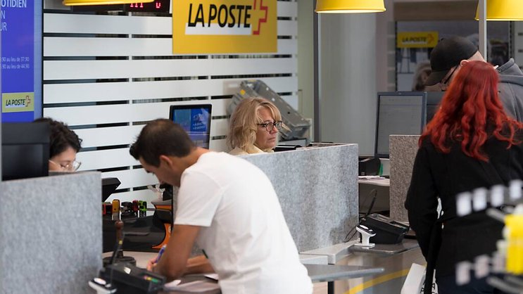 A compter de mi-novembre, une vingtaine de bureaux dans les trois grandes régions linguistiques offriront la possibilité d'acheter des cartes de crédit de l'établissement du Sud des Alpes. (Archives)