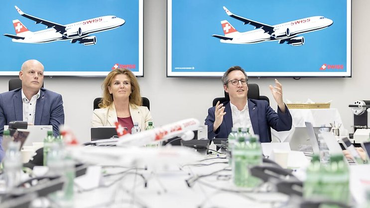 Les problèmes les plus fréquents sont les difficultés techniques et les aléas météorologiques, a expliqué Oliver Buchhofer, directeur des opérations (COO) de Swiss (à droite sur la photo) lors d'une conférence de presse lundi à l'aéroport de Zurich. (archive)