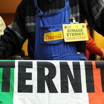 Le procès faisait suite à la mort de 91 personnes consécutivement à leur exposition à l'amiante dans les usines Eternit de Casale Monferrato (Piémont).
