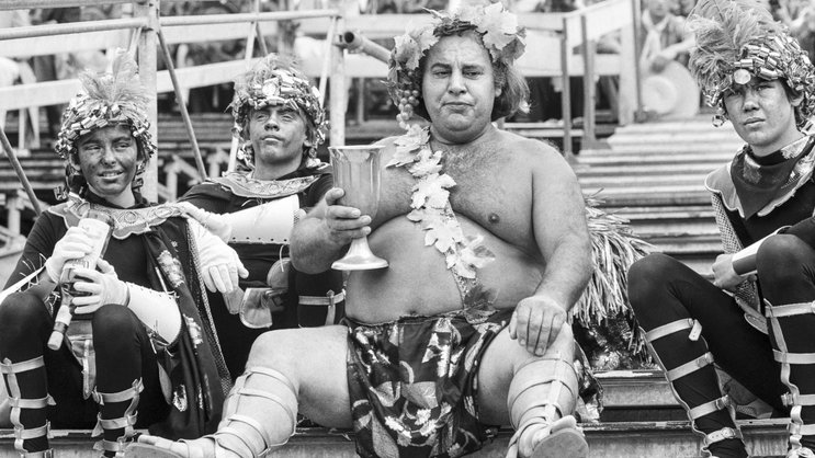 En 1977, lors de la Fête des Vignerons à Vevey (VD), Bacchus, incarné par François Commend, célèbre la vigne en levant sa coupe.