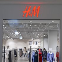 Le repli du chiffre d'affaires trimestriel de H&M a reflète le renforcement de la couronne suédoise et  la réduction du nombre de magasins par rapport à 2025, le groupe ayant fermé l'an dernier les 48 points de vente de sa chaine Monki (archives).