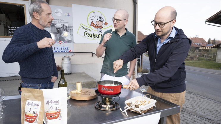 Devant la fromagerie à Combremont-le-Petit (VD), Patrick Tacchini, le fromager Michael Hanke et Jacques Martinez (de gauche à droite) dégustent une Welsch Bleue.