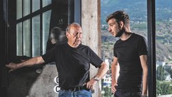 En 2016, Nelson Dumas, alors âgé de 19 ans, convainc son grand-père Jean-Bernard, 73 ans à l’époque, de créer leur société d’investissement.