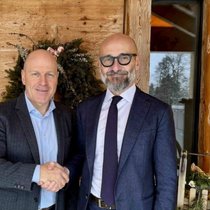 Didier Cuche et Marc Comina, cofondateur et actuel président de l’agence Kiiz, devant le domicile du skieur à Sonvilier (BE).