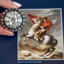 La broche faisait partie des effets personnels que l'empereur avait dû abandonner dans sa fuite dans la plaine de Waterloo.