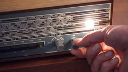 Les Tessinois sont ceux qui écoutent le plus radio, suivis par les Alémaniques et les Romands (image d'illustration).