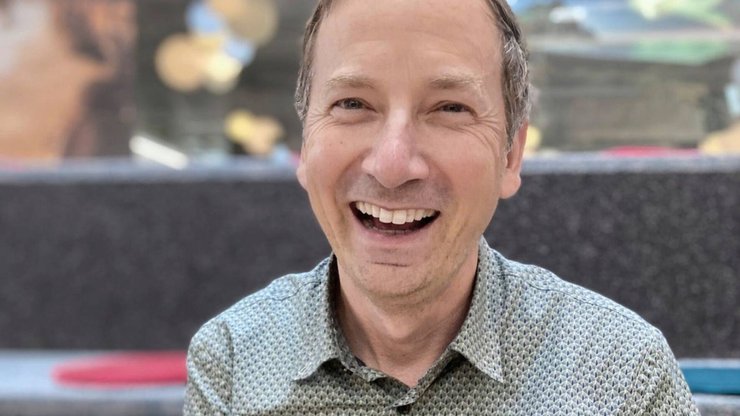 Eric Fingerhut, cadre chez Roche, a rejoint le club Toastmasters  en 2019.