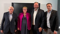 Le propriétaire de Robinvest AG Christoph Blocher, Rahel Blocher, présidente du conseil d’administration de Zeitungshaus AG, Olivier Chuard, président du conseil d’administration d’IMG, et Yves Kilchenmann, CEO d’IMG (de gauche à droite) sont parvenus à un accord. 