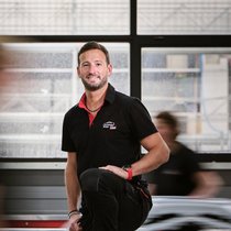 Dan Cottet, le patron de garage et carrosserie à Echallens et à Orbe a opté pour une solution innovante dans la formation des apprentis, un programme appelé Junior Team en partenariat avec le canton de Vaud.