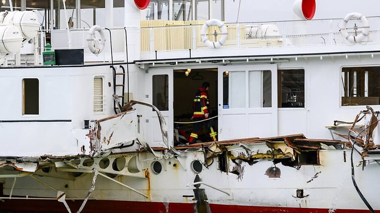 Abîmé par la tempête, le bateau à vapeur "Le Simplon" sera installé sur un dock flottant la semaine prochaine afin d'évaluer le montant des dégâts (archives).