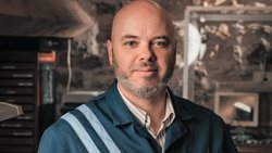 Olivier Mory, horloger constructeur de 42 ans à La Chaux-de-Fonds, est en passe d’ébranler la notion même de haute horlogerie en Suisse.