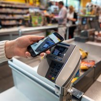 Twint est utilisé comme moyen de paiement en Suisse par environ 81% des commerces stationnaires et par 86% des magasins en ligne. Près de 65% des transactions commerciales se font en présentiel, contre 35% à distance.