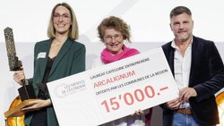 Arianne Rouge, syndique de Corsier-sur-Vevey (au centre), remet le prix de la catégorie Entreprendre à Esther Bonté et Maxime Calderaro, fondateurs d’Arcalignum.