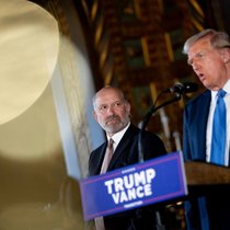 La nomination de Howard Lutnick, critique envers la Chine, au poste de ministre du Commerce ouvre la voie aux droits de douane. Pour les produits européens, les experts s’attendent au moins à 10%.