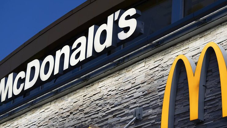 Les consommateurs américains ont dépensé moins d'argent chez  McDonald's, même s'ils ont été plus nombreux à se rendre dans les restaurants de la chaîne (archives).
