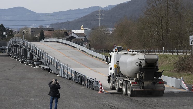Le pont mobile de chantier a été présenté mercredi à Rothrist (AG) en version améliorée au niveau de la déclivité de ses rampes d'accès. Camions, caravanes ou bus peuvent désormais le traverser sans à-coups à une vitesse de 60 km/h, selon l'Office fédéral des routes.