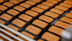 Les biscuits belges Lotus en production. Malgré un rendement du dividende modeste de 0,6%, l'entreprise jouit du statut d'«aristocrate du dividende» (Dividend Aristocrat), distinction décernée aux sociétés ayant rehaussé leur coupon de manière ininterrompue depuis 25 ans. 