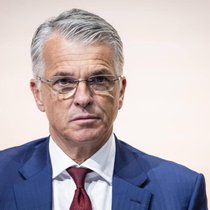 En août 2023, le patron d'UBS  Sergio Ermotti a annoncé qu'il y aurait 3000 licenciements en Suisse dans le cadre de l'intégration du CS.