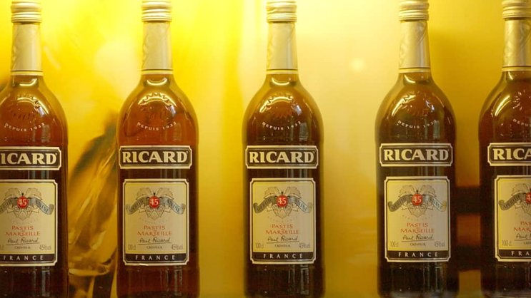 Pernod Ricard prévoit aussi désormais "une progression" de sa marge opérationnelle. Il misait jusque-là sur un "maintien" de cette marge dans un contexte marqué par l'inflation de ses coûts de production. (Photo/AP Photo/Jacques Brinon)