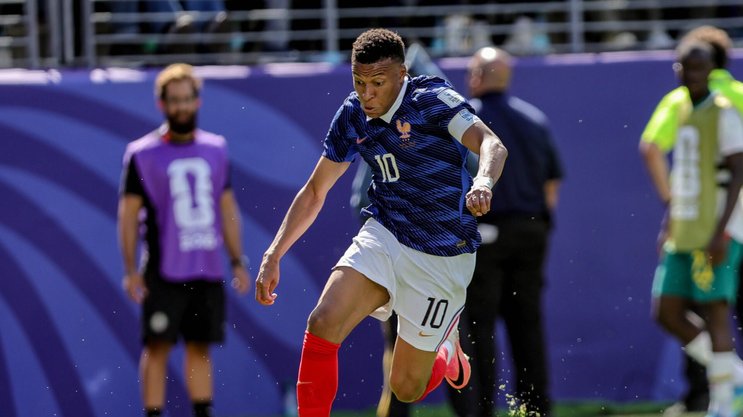 Depuis l'âge de huit ans, Kylian Mbappé joue au football avec des chaussures Nike.