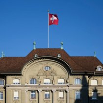 Pour les trimestres à venir, les analystes anticipent que la BNS maintiendra son taux directeur à 0%, avec toutefois des risques orientés à la baisse. (archive)