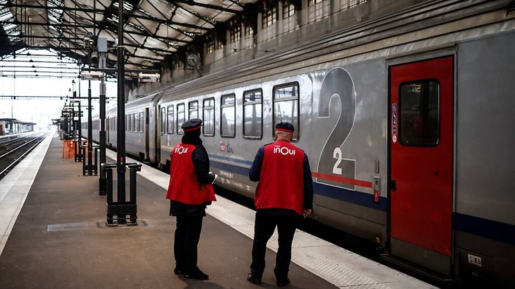 La SNCF prévoit d'alimenter directement les équipements électriques de nombreuses gares et de bâtiments industriels. EPA/YOAN VALAT