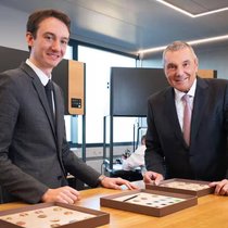 Frédéric Arnault, patron de LVMH Montres (à gauche) et Jean-Christophe Babin, CEO de la marque Bulgari de LVMH, lors de l'inauguration de la nouvelle manufacture Bulgari à Saignelégier (JU).