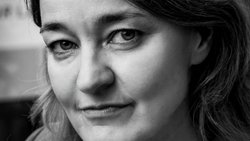 Sophie Dubuis fait sa première expérience dans le privé lorsqu’elle obtient le poste de directrice de Bucherer Genève, le mythique détaillant horloger et joaillier, racheté l’an passé par Rolex.