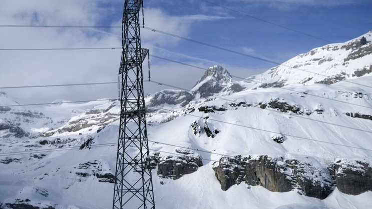 La ligne haute tension située entre Bickigen (BE) et Chippis (VS) doit passer en 380 KV (photo d'illustration de son passage à la Gemmi).