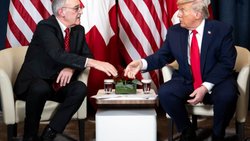 Guy Parmelin et Donald Trump se serrent la main au début de leur entretien à Davos.