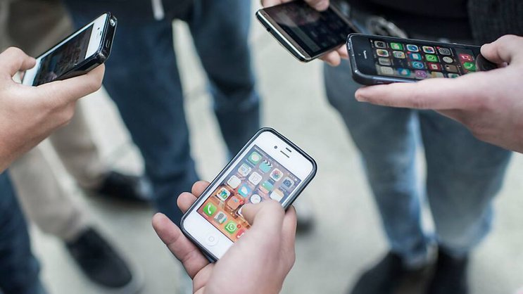 Les jeunes remplacent leur smartphone moins souvent qu'il y a six ans (archives).
