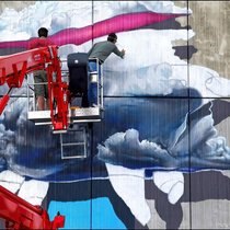 Le duo d’artistes suisses Nevercrew réalise une fresque murale lors du Vision Art Festival de Crans-Montana en 2015.