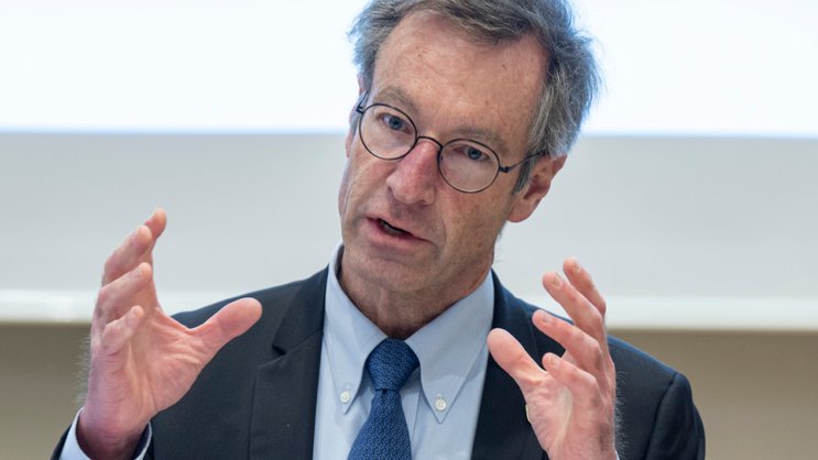 Le directeur de compenswiss Eric Beval a tiré la sonnette d'alarme sur les conséquences de la 13e rente AVS qui sera versée dès décembre 2026.
