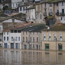 Dans le Lot-et-Garonne, les évacuations "préventives" ont concerné environ 1500 personnes, et plusieurs dizaines en Gironde, notamment à La Réole (photo) où le niveau maximum enregistré (9,85 m) est supérieur à la crue de 2021 (9,70 mètres) selon Vigicrues.