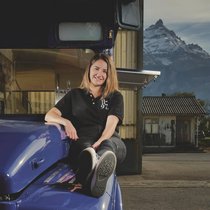 Mélanie Rausis et son compagnon Fabien Kozelsky ont fait rénover un ancien bus londonnien pour en faire un bus destiné aux événements de clientèles fortunées. Le lundi 7 novembre 2022 à Monthey.  (© Gabriel Monnet)