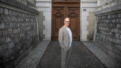 L’automatisation et l’essor de l’IA menacent l’insertion professionnelle des jeunes analystes financiers, en réduisant les opportunités d’embauche post-stage dans le secteur, selon Michel Girardin, chargé de cours à l’Unige.