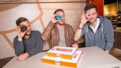 Trois étudiants alémaniques ont ouvert les premiers Dunkin’ Donuts en Suisse.
