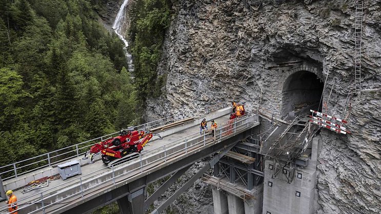 Le nouveau viaduc de Castiel va être poussé progressivement jusqu'à l'emplacement du viaduc historique qui a été dynamité lundi.