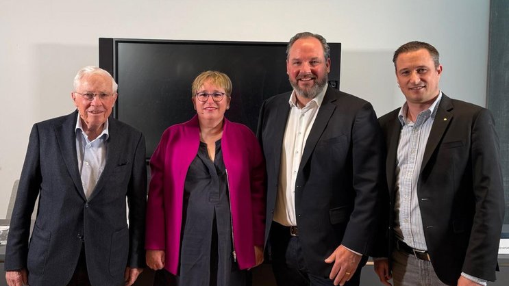 Le propriétaire de Robinvest AG Christoph Blocher, Rahel Blocher, présidente du conseil d’administration de Zeitungshaus AG, Olivier Chuard, président du conseil d’administration d’IMG, et Yves Kilchenmann, CEO d’IMG (de gauche à droite) sont parvenus à un accord. 