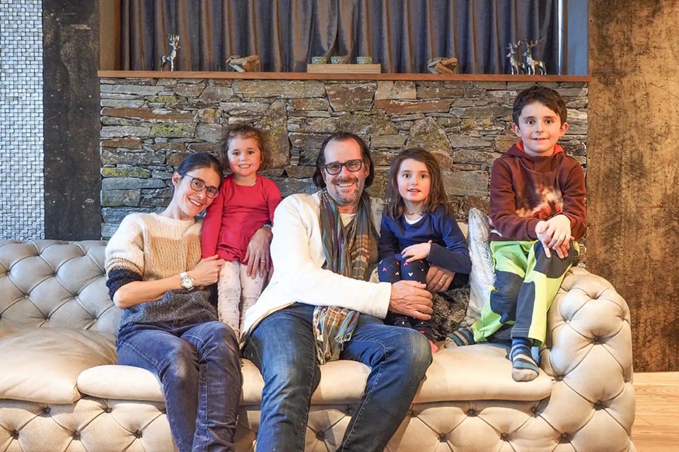 familie_julen_zermatt_heinz_und_evelyne_julen_mit_lynn_chiara_und_jona_si_422021.jpeg