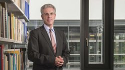 Sergio Rossi estime que la Suisse suit une trajectoire similaire à celle des Etats-Unis il y a trente ans, lorsque la modération salariale s’installait, jusqu’à la crise des subprimes en 2007.