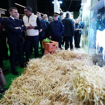 Emmanuel Macron a appelé les syndicats agricoles à être "derrière la ferme française".