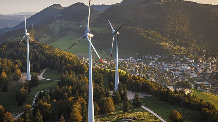 La COMCO devra statuer sur l'ouverture éventuelle d'une enquête, avec à l'appui quatre classeurs fédéraux d'éléments touchant au choix des futurs sites éoliens fribourgeois fournis par l'avocat des huit communes (photo d'illustration).