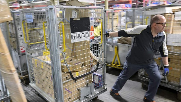 Quelque 300 personnes travaillent en temps normal au centre de daillens. Elles sont épaulées par une quarantaine de collaborateurs temporaires durant la période de Noël (mi-novembre à fin décembre).