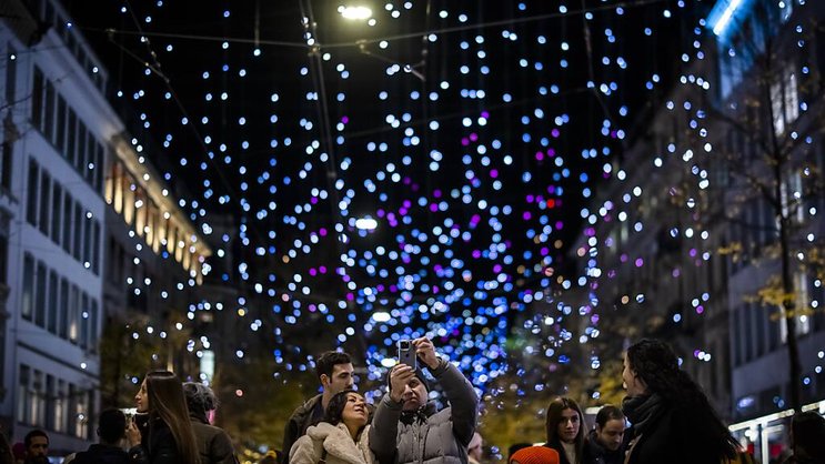 L'illumination "Lucy" sur la Bahnhofstrasse est quelque peu réduite cette année dans le cadre des mesures d'économie d'énergie.