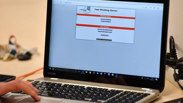 La société alémanique Xplain, qui fournit des logiciels aux autorités, a été victime d'une attaque informatique. Après avoir crypté les données volées et fait chanter l'entreprise, les auteurs ont publié une partie des données sur le darknet.
